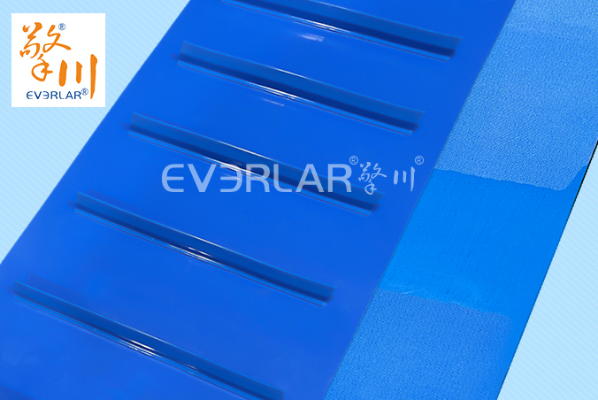 PU輸送帶加擋板導(dǎo)條耐磨防滑藍(lán)色食品級(jí)自動(dòng)化流水線傳送帶定制