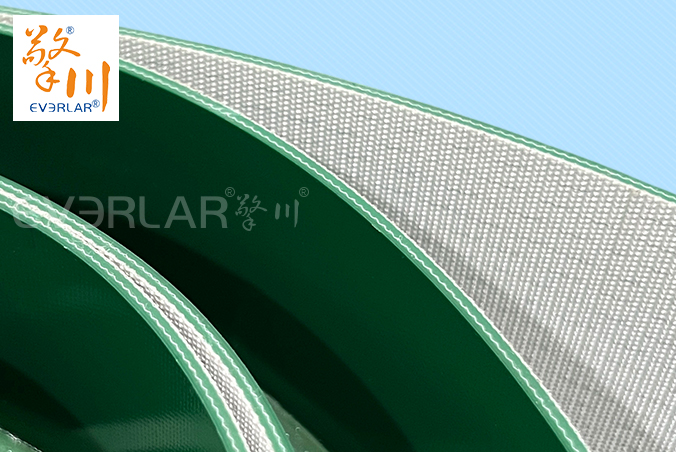 綠色PVC輸送帶加擋板雙導(dǎo)條精準(zhǔn)導(dǎo)向防掉落化工建材涂裝線工業(yè)皮帶