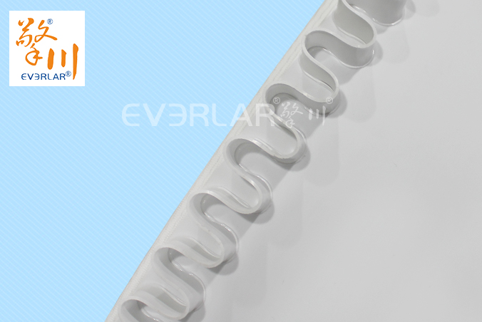 白色PU輸送帶加裙邊食品級耐油食品醫(yī)藥分揀輸送機(jī)皮帶廠家定制