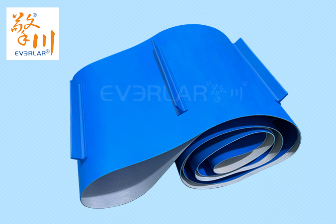 藍(lán)色PVC輸送帶加擋板導(dǎo)條耐磨防跑偏防掉落自動化生產(chǎn)線物料傳送工業(yè)皮帶