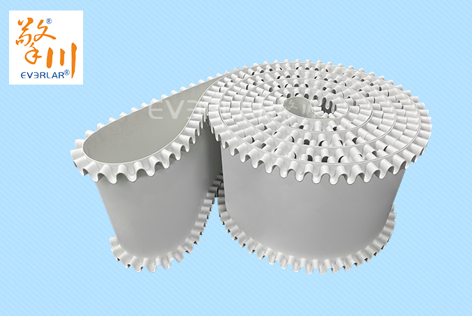 白色PU輸送帶加裙邊耐磨耐磨食品級(jí)行業(yè)傳送帶聚氨酯皮帶定制