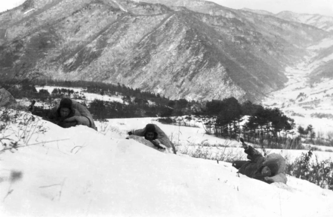 志愿軍第26軍圍殲長津湖地區(qū)美軍。新華社發(fā)（抗美援朝紀念館供圖）.png